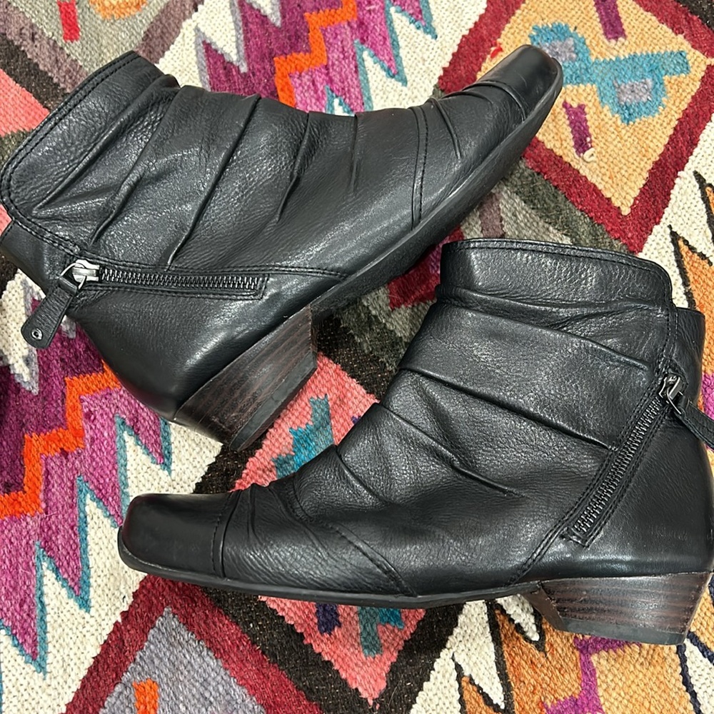 Ziera Super Support Ruched Black Leather Ankle Boot in EUC
SZ 40 W